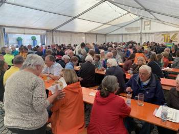 Backhaushockete 2025, im Festzelt