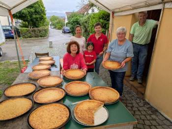 Backhaushockete 2025, Zwiebelkuchen vorbereiten