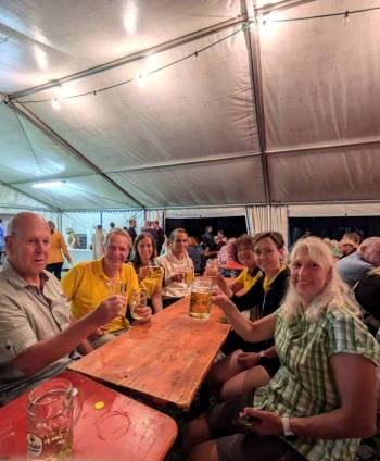 ausgelassene Stimmung beim Fest