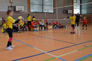 Bild02_U12_Konzentration beim Aufschlag.JPG