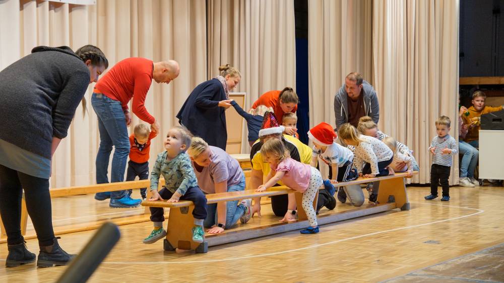 Jahresfeier-Tannenbaumzauber von Eltern-Kind-Turnen